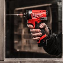 AVVITATORE IMPULSI 12V 1/4 FUEL MILWAUKEE