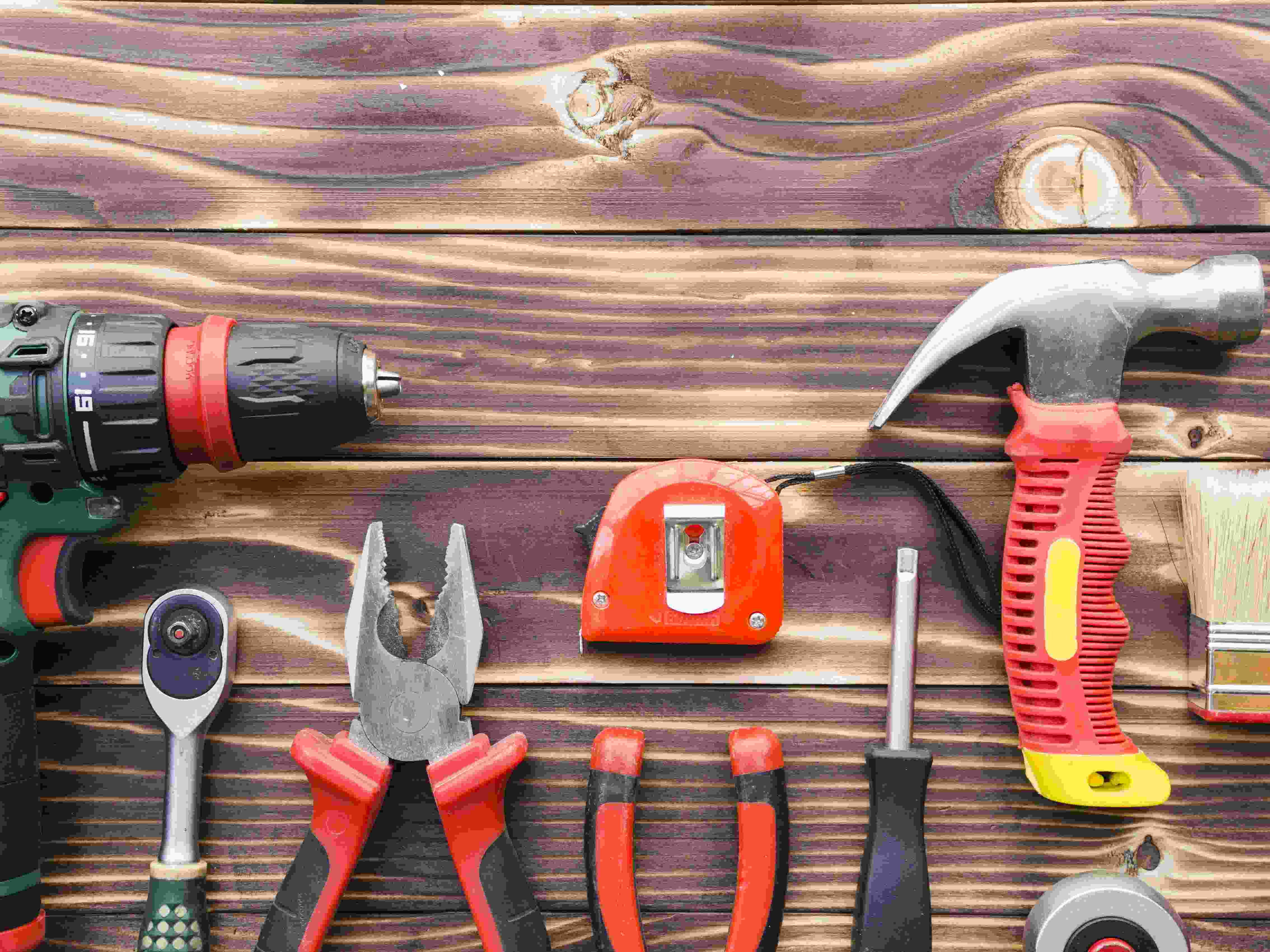 attrezzi-del-carpentiere-sulla-tavola-di-legno-min-2